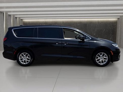Used 2023 Chrysler Pacifica Touring-L FWD image 7
