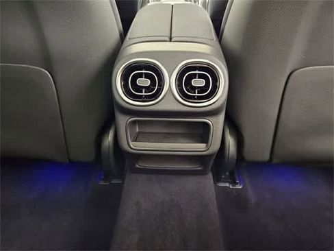 Used 2025 Mercedes-Benz GLC 300 4MATIC image 36