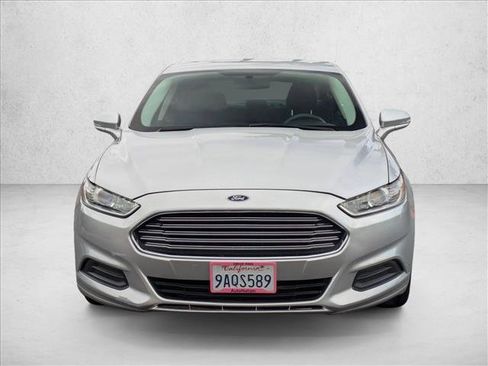 Used 2015 Ford Fusion SE image 2