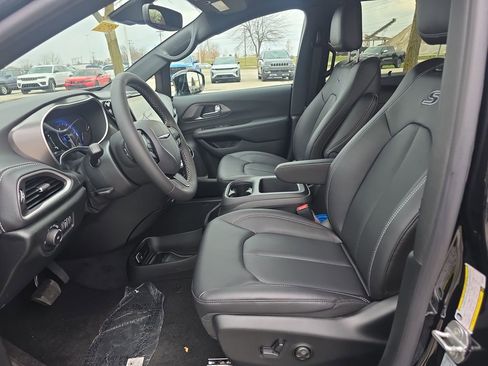 New 2026 Chrysler Pacifica Select image 8