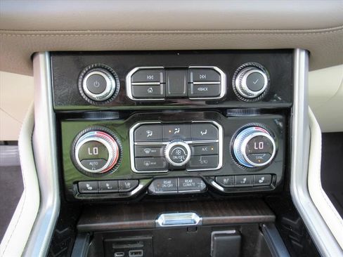 Used 2021 GMC Yukon Denali w/ Denali Premium Package AWD/4WD image 27