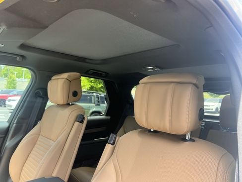 Certified 2025 Land Rover Discovery Dynamic SE AWD/4WD image 19