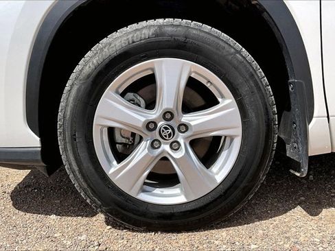 Used 2024 Toyota Highlander LE AWD/4WD image 32