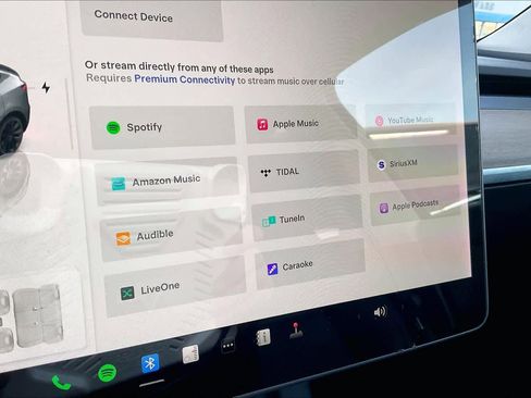 Used 2022 Tesla Model Y Long Range image 32