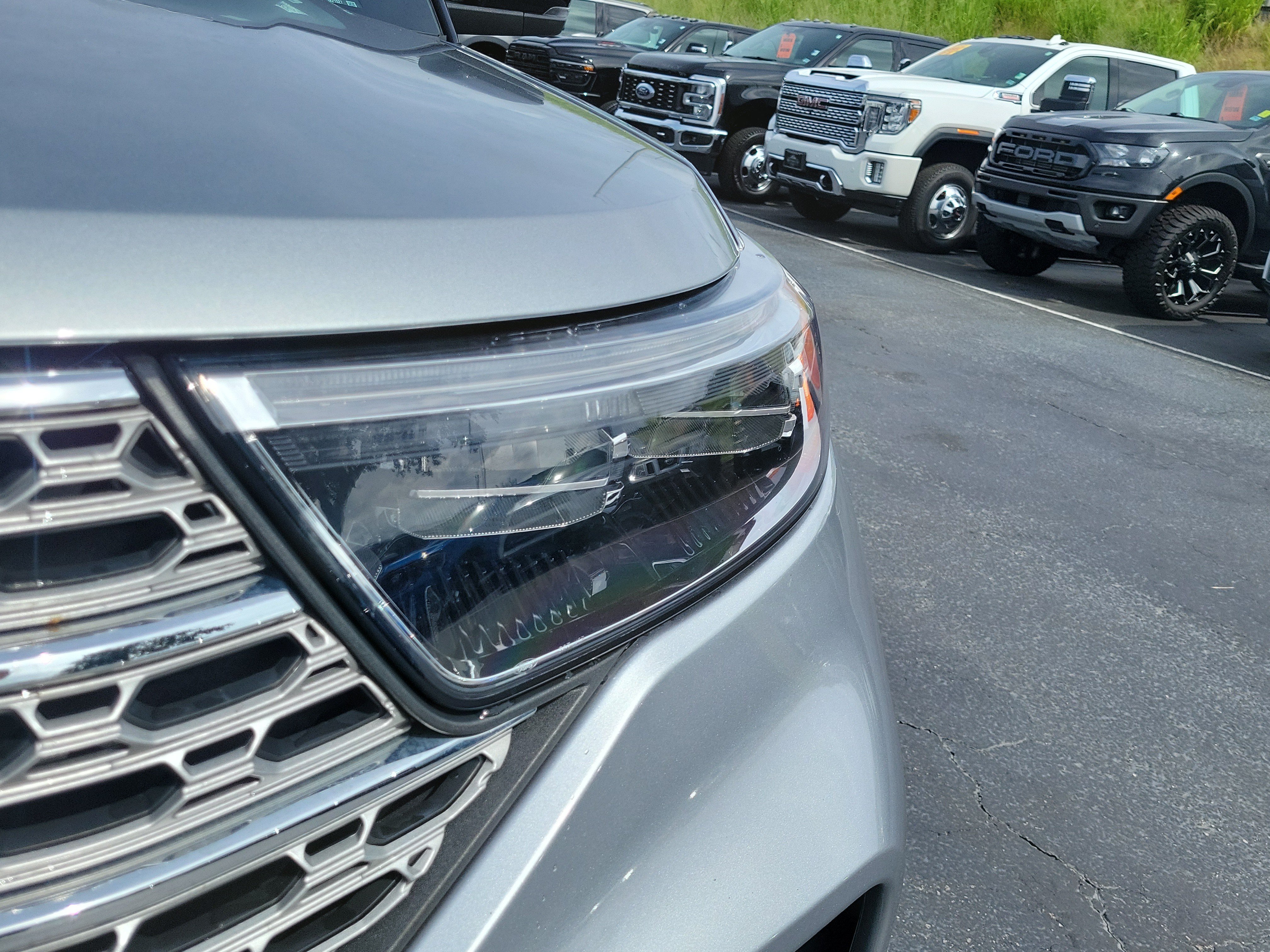 Used 2023 Ford Explorer Limited w/ Equipment Group 301A RWD image 3