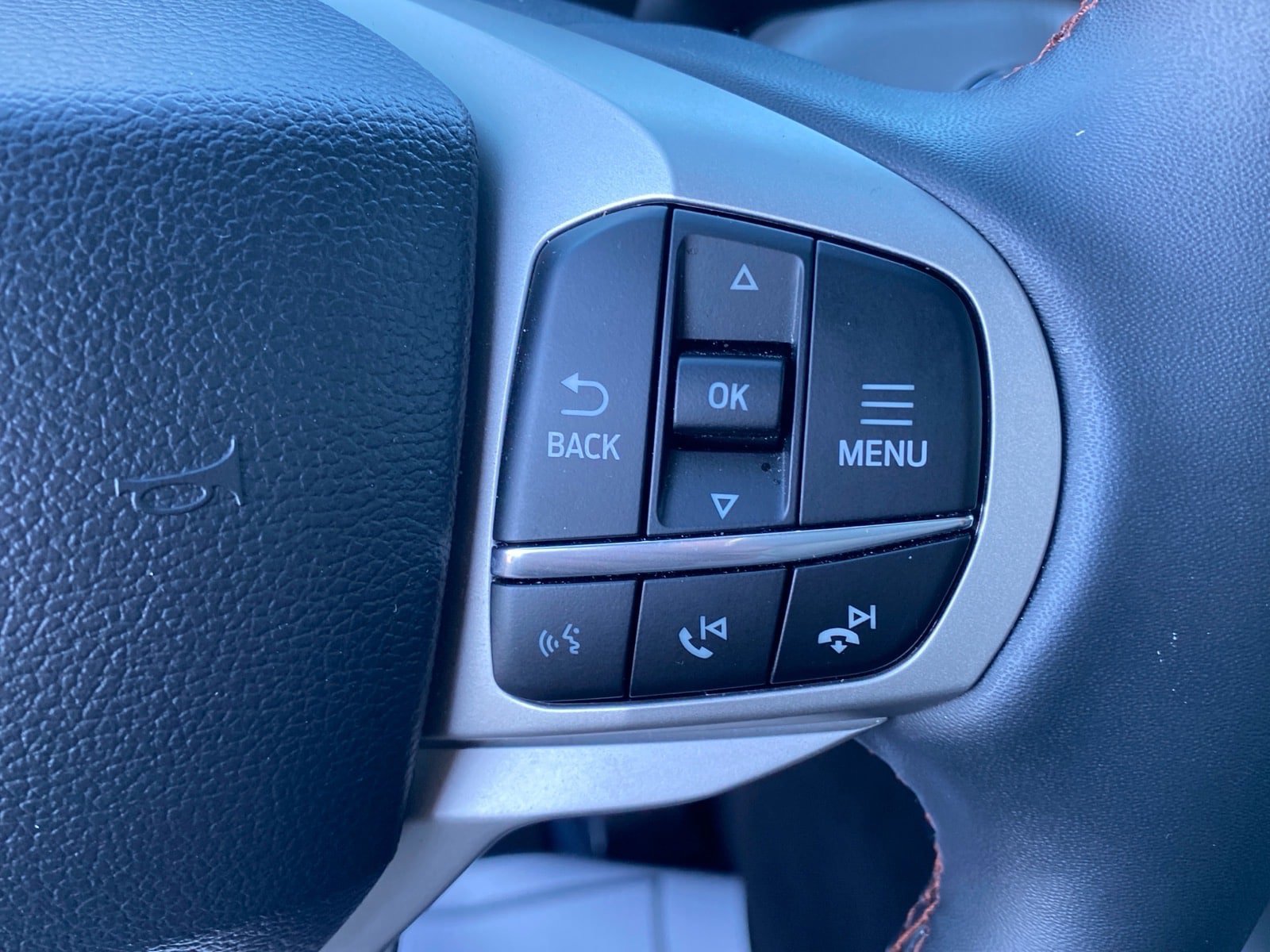 Used 2025 Ford Explorer Active AWD/4WD image 18