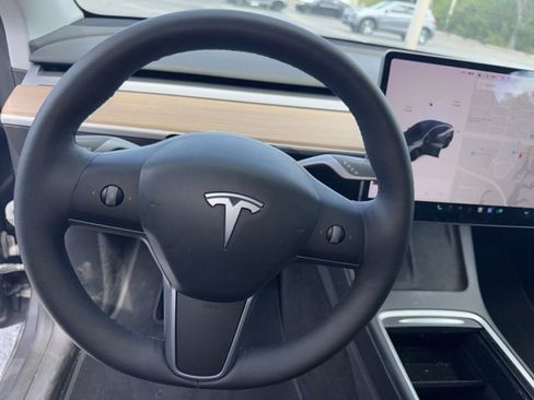 Used 2021 Tesla Model Y Long Range image 9