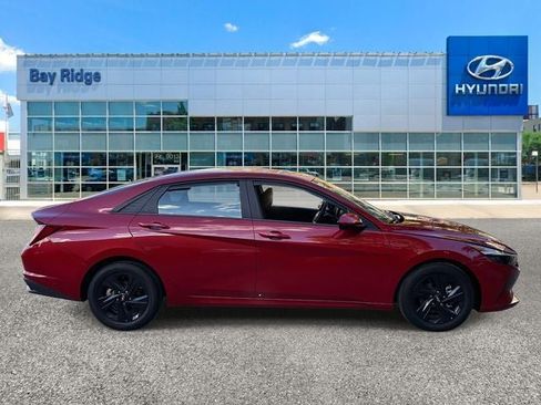 Used 2023 Hyundai Elantra SEL image 2