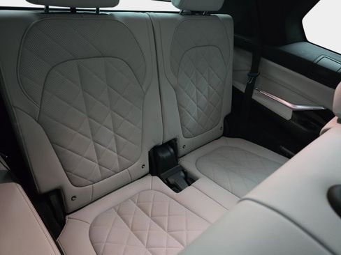 Used 2023 BMW X7 xDrive40i w/ Premium Package image 14