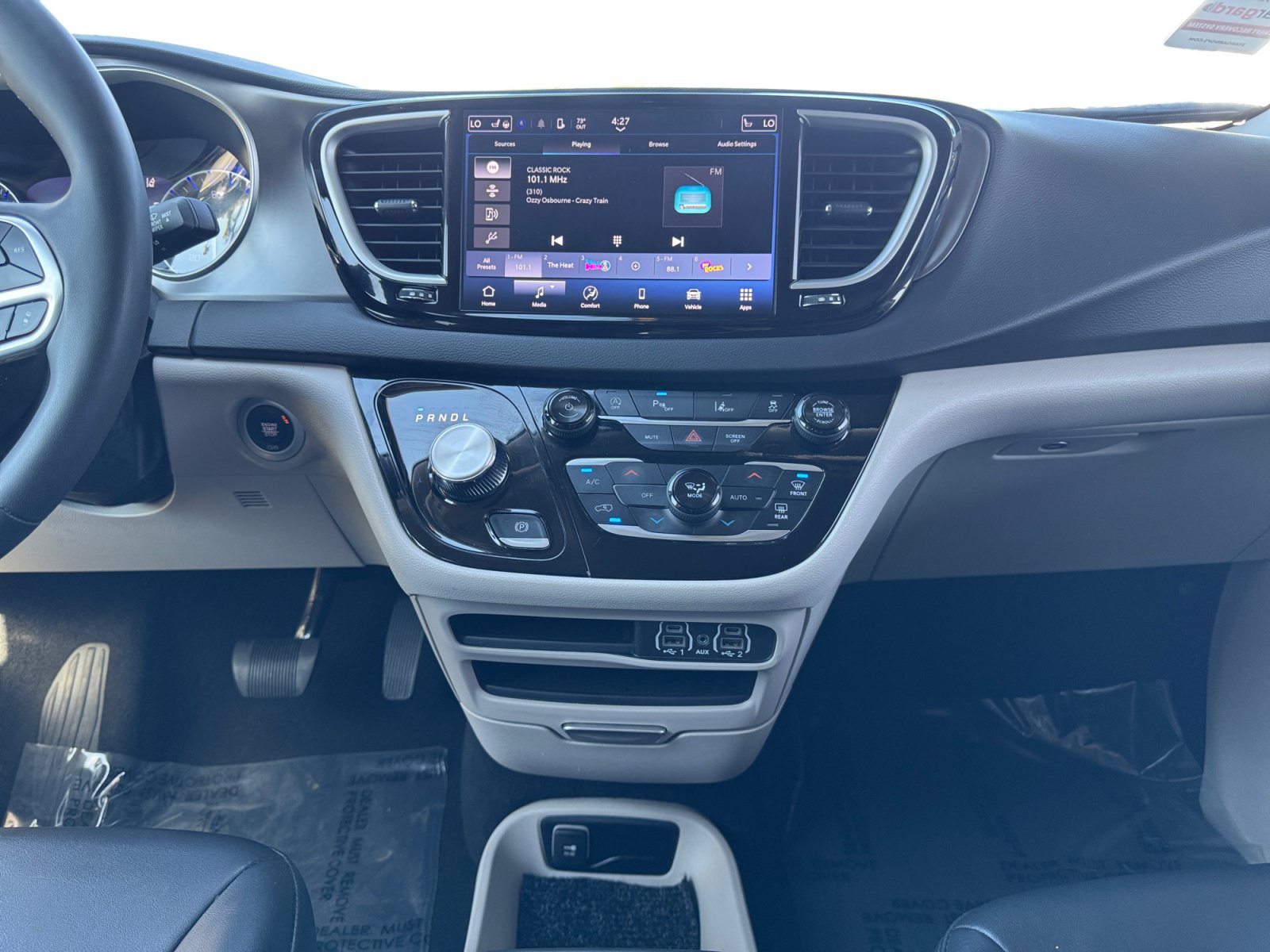 Used 2024 Chrysler Pacifica Touring-L FWD image 11