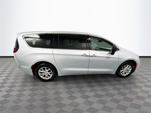 Used 2024 Chrysler Pacifica Touring-L image 31