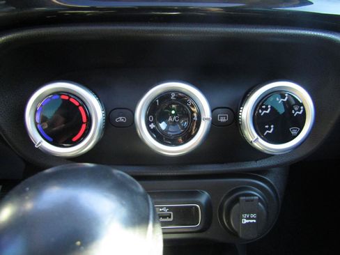 Used 2019 FIAT 500L Trekking FWD image 17