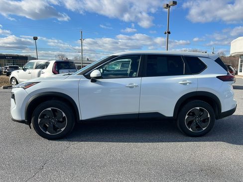 Used 2024 Nissan Rogue SV image 2