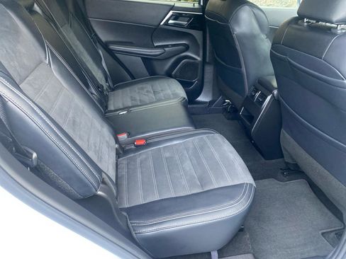 Used 2024 Mitsubishi Outlander AWD image 8