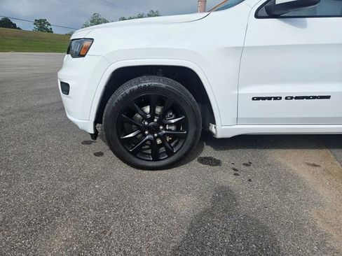 Used 2020 Jeep Grand Cherokee Altitude AWD/4WD image 27
