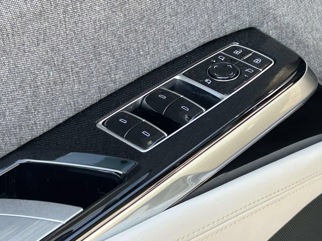 Used 2025 Cadillac Escalade ESV Sport Platinum w/ LPO, ONYX Package AWD/4WD image 18