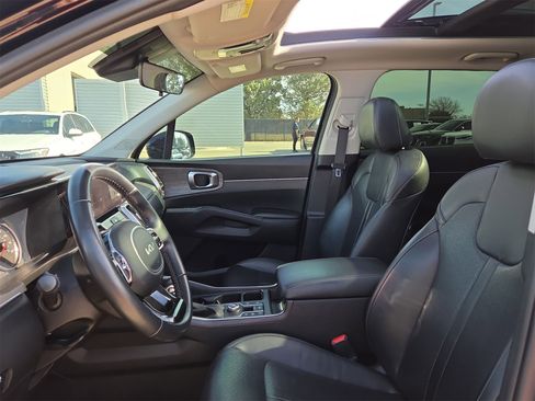 Used 2022 Kia Sorento EX w/ Panoramic Sunroof Package image 16