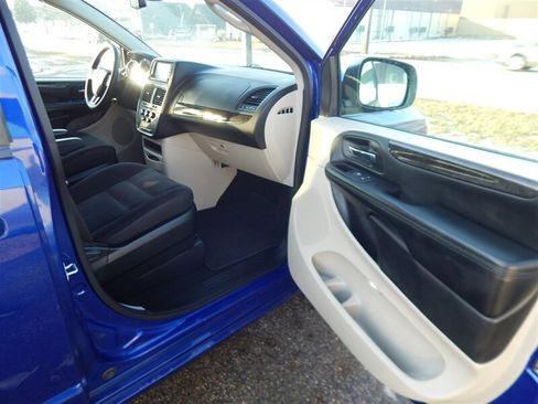 Used 2018 Dodge Grand Caravan SE w/ UConnect Hands-Free Group image 14