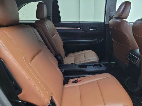 Used 2018 Toyota Highlander Limited Platinum image 19