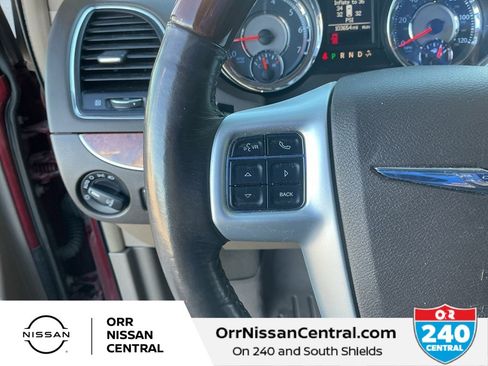 Used 2015 Chrysler Town & Country Limited Platinum image 22