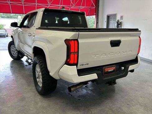 Certified 2025 Toyota Tacoma SR5 AWD/4WD image 5