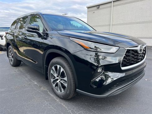 New 2025 Toyota Highlander XLE image 1
