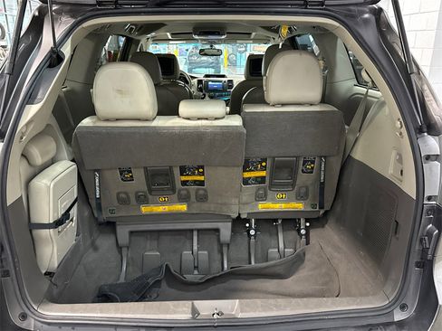 Used 2011 Toyota Sienna XLE image 10