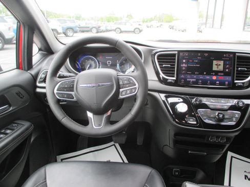 Used 2025 Chrysler Pacifica Select FWD image 12
