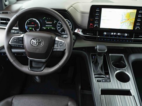 Used 2024 Toyota Sienna Platinum FWD image 21