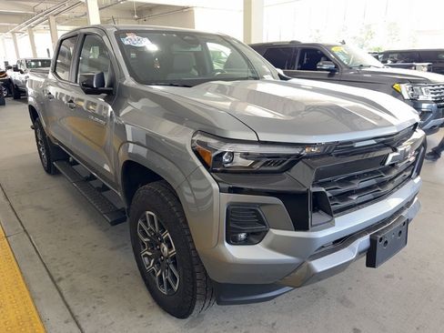 Used 2025 Chevrolet Colorado Z71 w/ Technology Package image 3