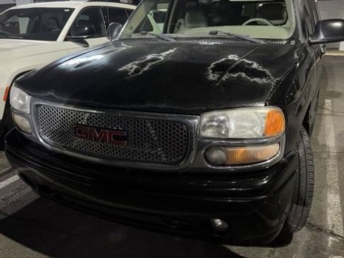 Used 2004 GMC Yukon XL Denali image 1