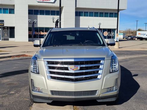 Used 2016 Cadillac Escalade Luxury AWD/4WD image 9