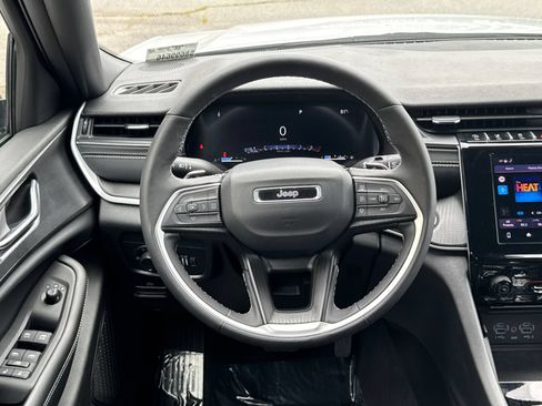Used 2025 Jeep Grand Cherokee Altitude AWD/4WD image 23