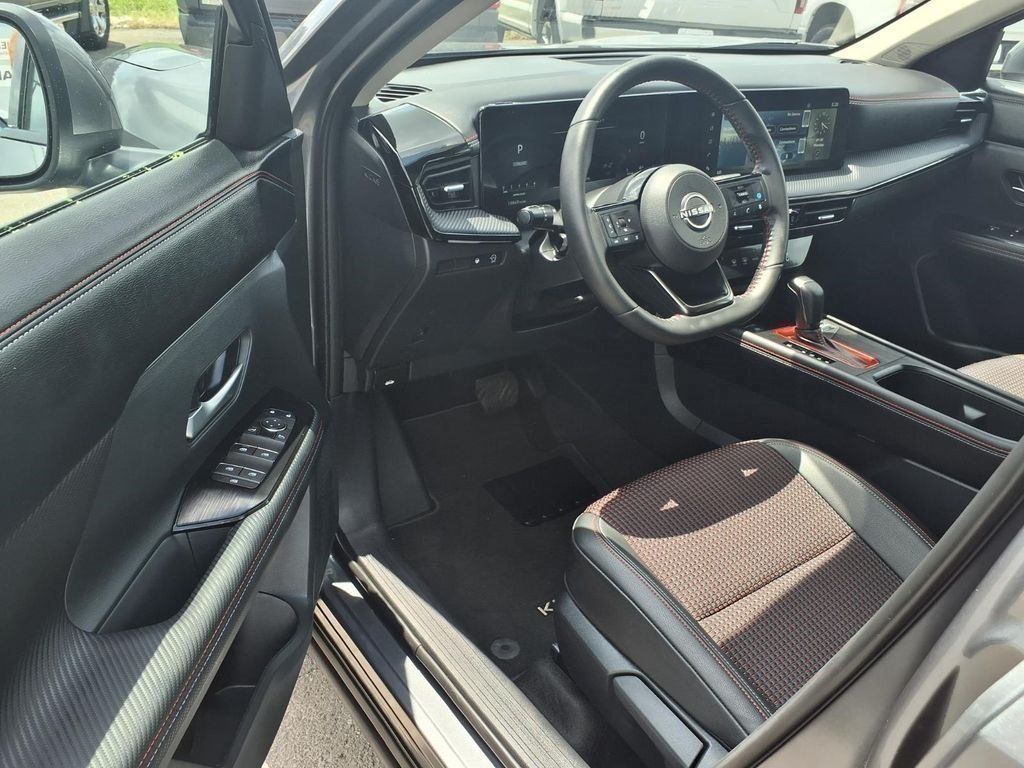 Used 2025 Nissan Kicks SR FWD image 6