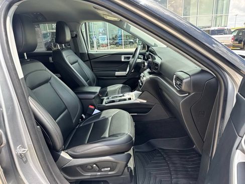 Used 2022 Ford Explorer XLT w/ Equipment Group 202A AWD/4WD image 26