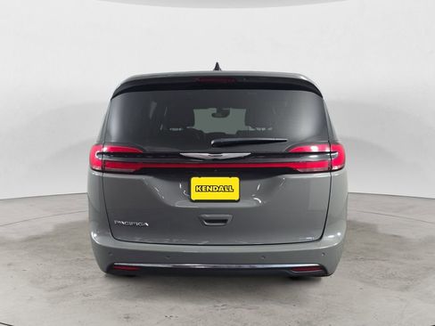 Used 2025 Chrysler Pacifica Select FWD image 4