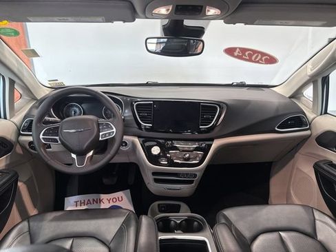 Used 2024 Chrysler Pacifica Touring-L FWD image 39