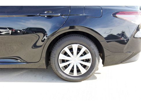 Used 2022 Toyota Camry LE image 31