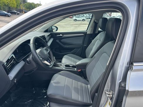 Used 2025 Volkswagen Jetta SE image 25