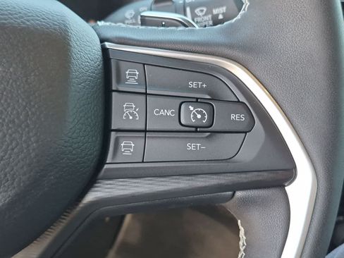 Used 2025 Jeep Grand Cherokee Altitude RWD image 23