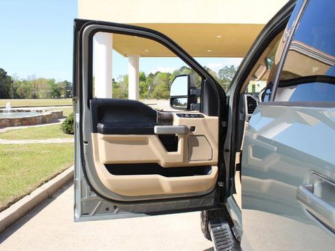 Used 2019 Ford F250 Lariat w/ Lariat Value Package image 27