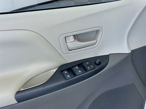 Used 2018 Toyota Sienna L image 17