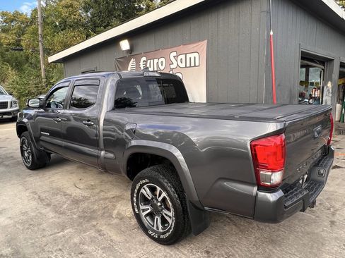 Used 2017 Toyota Tacoma TRD Off-Road image 10