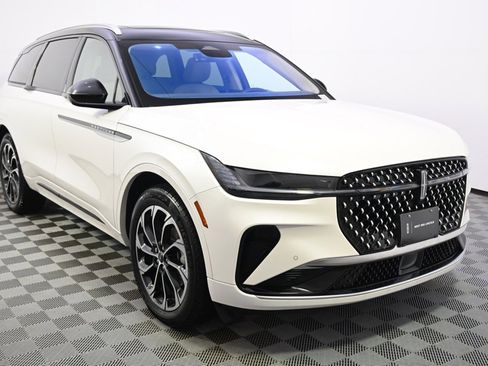 New 2025 Lincoln Nautilus Reserve image 8