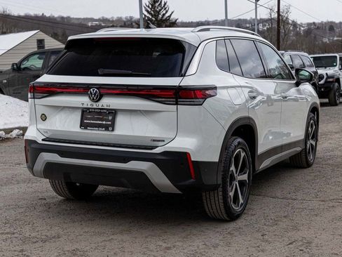 Used 2025 Volkswagen Tiguan SE AWD/4WD image 4