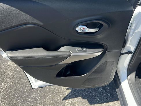 Used 2019 Jeep Cherokee Latitude Plus w/ Cold Weather Group AWD/4WD image 12