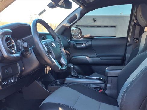 Used 2022 Toyota Tacoma TRD Sport image 14