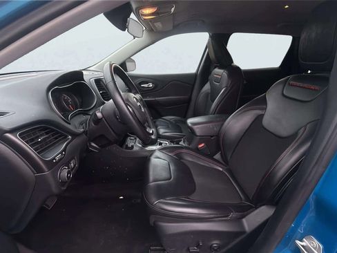 Used 2019 Jeep Cherokee Trailhawk w/ Cold Weather Group image 13