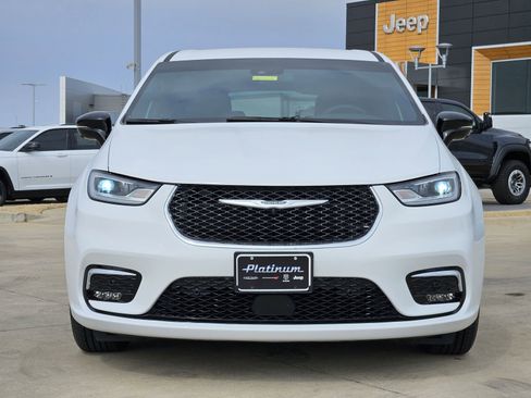 Used 2025 Chrysler Pacifica Select image 6