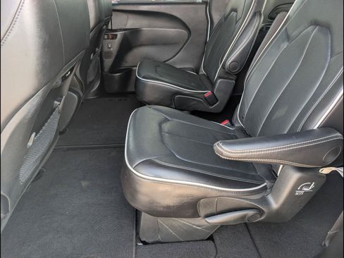 Used 2025 Chrysler Pacifica Limited FWD image 12